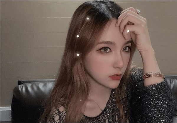 Mới đây, trên sóng livestream, Rita bất ngờ hắt xì trong lúc đang trò chuyện cùng người hâm mộ. Không kịp né ra khỏi camera, khoảnh khắc này của cô đã được cộng đồng mạng nhanh tay ghi lại và truyền tay nhau rầm rộ.