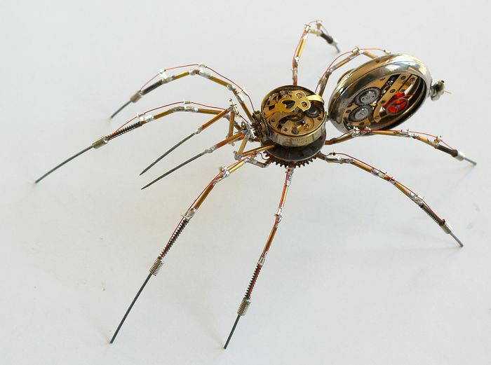 Các tác phẩm của anh thường chứa các bộ phận từ thiết bị cơ khí quý hiếm và đắt tiền.