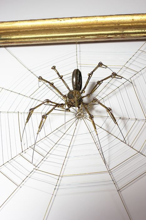 Với đôi bàn tay tài hoa và óc sáng tạo vô cùng phong phú, nghệ sĩ Peter Szucsy đã tạo nên những tác phẩm nghệ thuật độc đáo từ những mảnh kim loại bỏ đi.