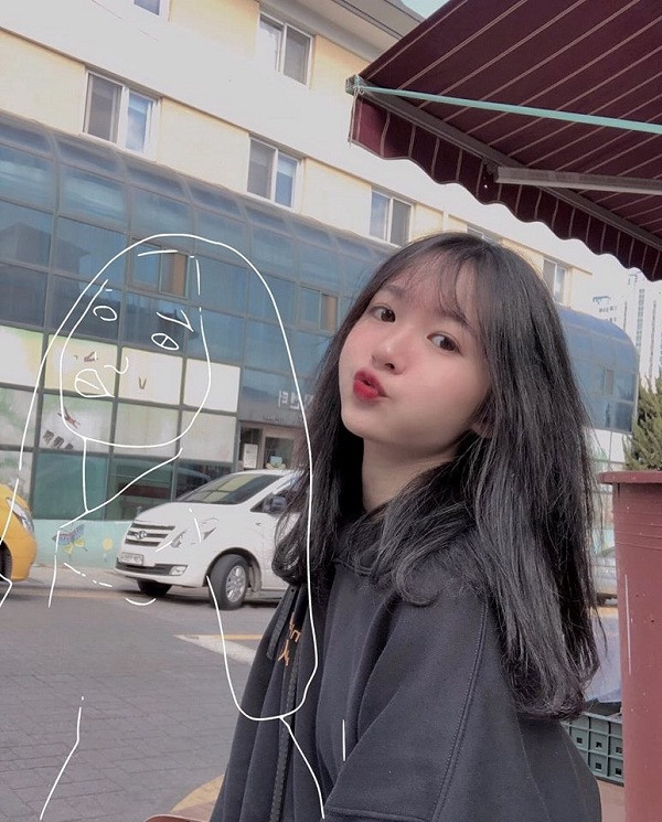 Fan nhanh chóng "soi" ra danh tính của bạn gái ADC cùng profile chẳng kém cạnh bạn trai nổi tiếng.