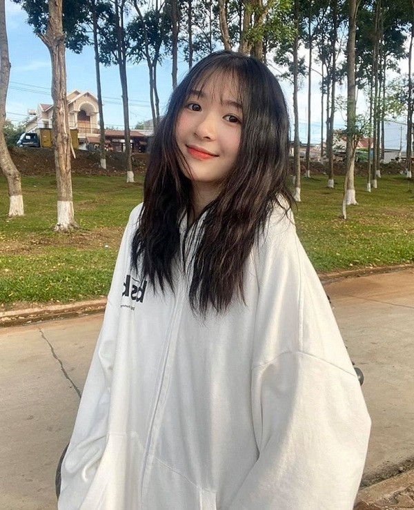 Cô nàng này là một TikTok-er khá nổi tiếng có tên là Phan Kim Chung với hơn 770 nghìn lượt theo dõi.