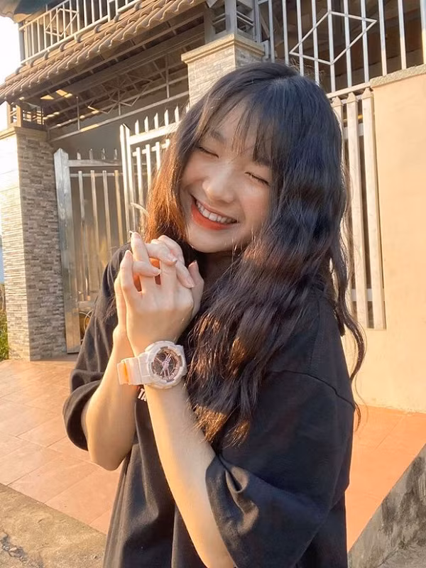 Không theo đuổi hình tượng sexy, Kim Chung gây ấn tượng đặc biệt với nụ cười tỏa nắng và vẻ ngoài cá tính.