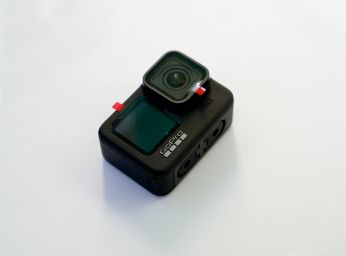 Màn hình cảm ứng phía sau của Hero 9 Black được thiết kế tăng diện tích 16% so với phiên bản cũ, nhưng vẫn cung cấp các tính năng quen thuộc tương tự, bao gồm cả zoom cảm ứng. Màn hình màu phía trước được nâng lớn hơn, với kích thước 1.4 inch, tiện lợi cho quay vlog hoặc chụp ảnh selfie.