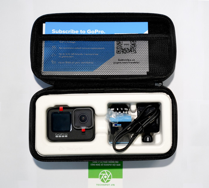 Theo anh Chu Bình (Công ty Cổ phần thương mại Techspot Việt Nam), chiếc Hero 9 Black mới nhất của Gopro đã có nhiều cải tiến đáng kể so với Hero 8, đơn cử như sản phẩm đã được trang bị thêm màn hình trước có màu, cảm biến độ phân giải lớn hơn, dung lượng pin cao hơn, chống rung tốt hơn.