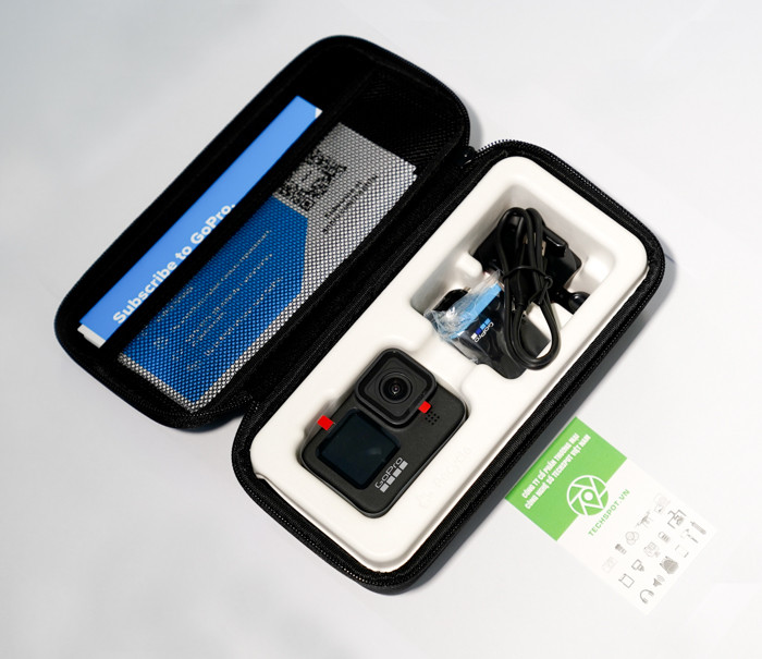 Sản phẩm được đóng gói với độ hoàn thiện cao. Bao bọc máy là một hộp nhựa cứng sử dụng luôn làm hộp đựng máy và phụ kiện. Đây được đánh giá là một hành động quan tâm tới khách hàng. Người dùng không cần tốn tiền để mua thêm một chiếc hộp đựng phụ kiện.