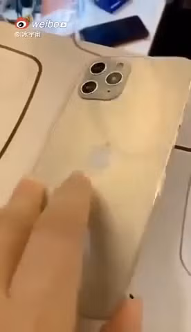 Trong video dài 14 giây, thiết bị được cho là iPhone 12 Pro sở hữu mặt lưng dạng kính, khung viền vuông vức tương tự nhiều tin đồn trước đó, đi kèm là tuỳ chọn màu trắng cùng cụm 3 camera lớn tương tự thế hệ tiền nhiệm.