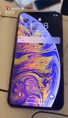 Đoạn video còn cho thấy, máy có hình nền mặc định của iPhone Xs quen thuộc.