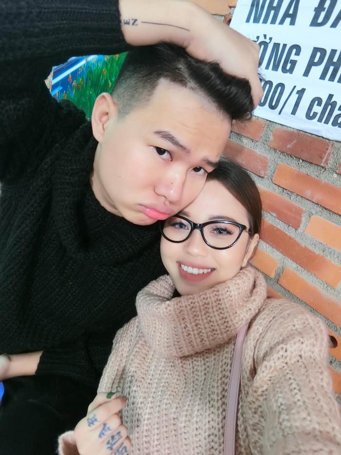 Bạn gái của anh chàng game thủ sinh năm 1997 - Rambo là Vũ Hoài Trinh sinh năm 1995 (Lai Lai), một nữ streamer chuyên các game PUBG và Rule of Survival.