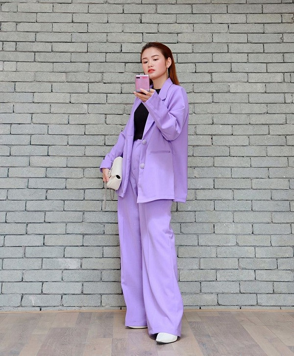 Với concept đi làm thường ngày, nữ review Payo chọn bộ suit công sở dáng rộng mang sắc tím thạch anh - hot trend năm 2020. Đây cũng là màu sắc chủ đạo của chiếc Galaxy Z Flip mà 9x sở hữu. Ảnh: NVCC