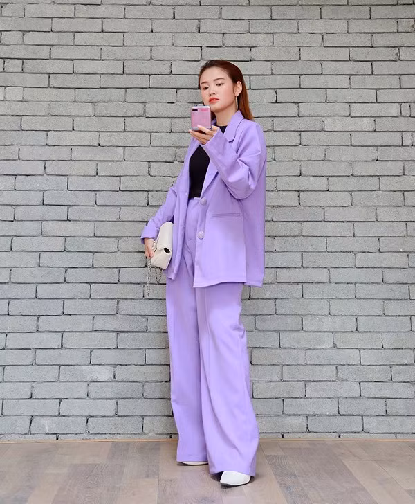Với concept đi làm thường ngày, nữ review Payo chọn bộ suit công sở dáng rộng mang sắc tím thạch anh - hot trend năm 2020. Đây cũng là màu sắc chủ đạo của chiếc Galaxy Z Flip mà 9x sở hữu. Ảnh: NVCC