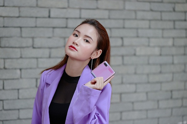 Cô nàng Phương Anh Payo - streamer, reviewer nổi tiếng cũng là một trong những fan cứng của chiếc điện thoại màn hình gập này. Mới đây, cô nàng tung bộ ảnh phối đồ cá tính với phụ kiện là Galaxy Z Flip, biến hóa ấn tượng, nhận được sự chú ý của cộng đồng mạng. Ảnh: NVCC