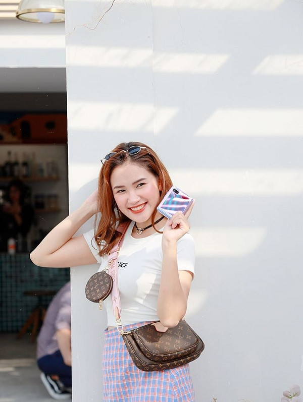 Với Phương Anh, Galaxy Z Flip không đơn thuần chỉ là món đồ công nghệ, mà giống như một phụ kiện trang sức làm nổi bật cho set đồ diện thường ngày. Hơn nữa, còn thể hiện cá tính của bản thân, xu hướng được giới trẻ hiện đại theo đuổi. Ảnh: NVCC