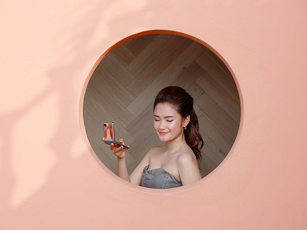 3 concept được Phương Anh và cô bạn stylist lựa chọn chắc hẳn là gợi ý không tồi cho những nàng đang sở hữu chiếc điện thoại màn hình gập này. Ảnh: NVCC