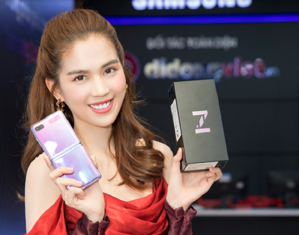 Ngoài Phương Anh Payo, rất nhiều người nổi tiếng mê mẩn và hiện đã sở hữu chiếc điện thoại màn hình gập Galaxy Z Flip. Nữ hoàng nội y Ngọc Trinh cho biết, rất thích kiểu thiết kế nhỏ gọn như hộp phấn trang điểm của Z Flip, phù hợp để người đẹp mang theo khi đi du lịch, sự kiện.