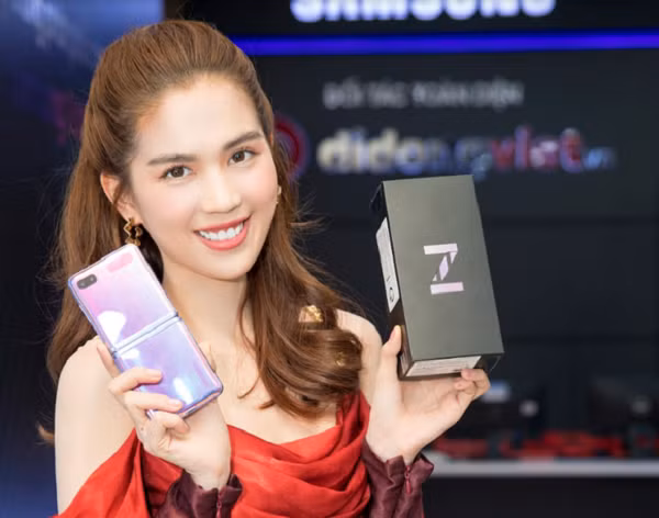 Ngoài Phương Anh Payo, rất nhiều người nổi tiếng mê mẩn và hiện đã sở hữu chiếc điện thoại màn hình gập Galaxy Z Flip. Nữ hoàng nội y Ngọc Trinh cho biết, rất thích kiểu thiết kế nhỏ gọn như hộp phấn trang điểm của Z Flip, phù hợp để người đẹp mang theo khi đi du lịch, sự kiện.