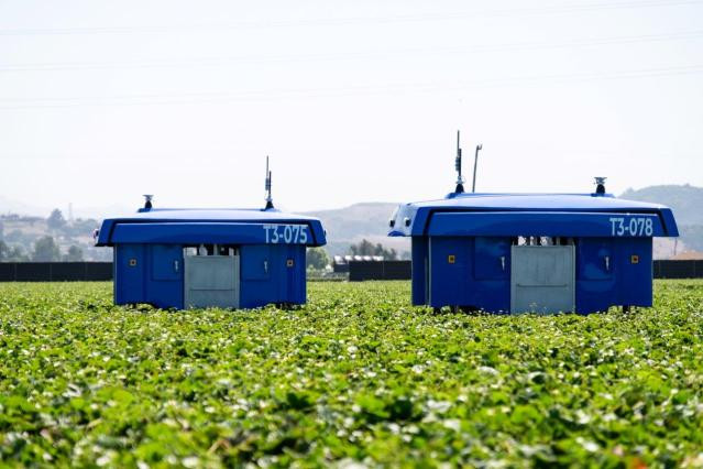 Trong quá trình làm việc trên các cánh đồng, robot sẽ tự động thu thập hàng loạt dữ liệu quan trọng từ thực địa, chẳng hạn như chiều cao của cây trồng, tinh trạng ra hoa/lá và kích thước quả, cũng như các yếu tố liên quan đến môi trường bao gồm dự báo thời tiết, thu nhặt mẫu đất, nước.