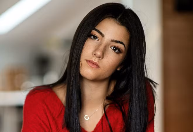 Charli D'Amelio sinh ngày 1/5/2004, đã trở thành người đầu tiên cán mốc 100 triệu lượt theo dõi trên TikTok. Thành tích của người đẹp 16 tuổi đã vượt xa các ngôi sao đình đám trong làng giải trí dù cô chỉ mới xuất hiện trên nền tảng này khoảng hơn 1 năm.