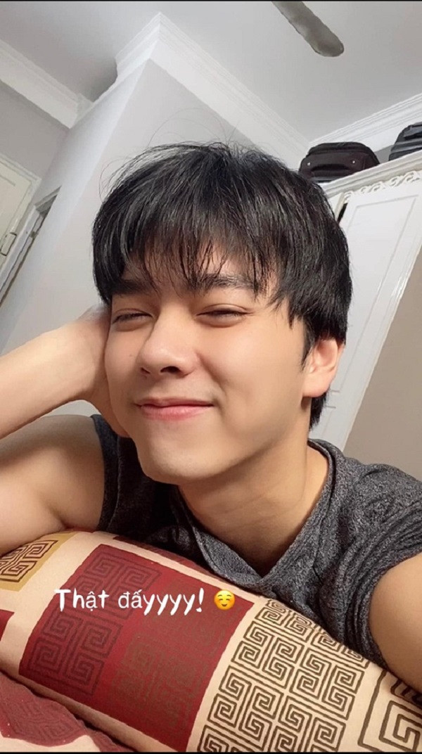 Chàng nam thần cũng rất chăm chỉ khoe ảnh đời thường cùng mặt mộc đáng ghen tị khiến "hội chị em" phát cuồng.