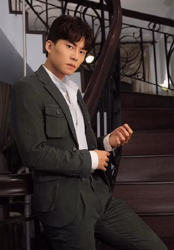 Vào thời điểm "Quý ông đại chiến" kết thúc, mạng xã hội bất ngờ lan truyền thông tin anh và Hoa hậu Hương Giang hẹn hò. Nguyên nhân xuất phát từ bức ảnh 2 người đăng tải cùng tại một khu nghỉ dưỡng nổi tiếng.