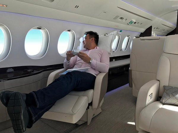 Ghế ngồi cho các hành khách bay, ngay cả ghế dành cho phi công cũng được thiết kế hiện đại và êm ái.