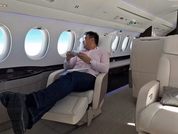 Ghế ngồi cho các hành khách bay, ngay cả ghế dành cho phi công cũng được thiết kế hiện đại và êm ái.