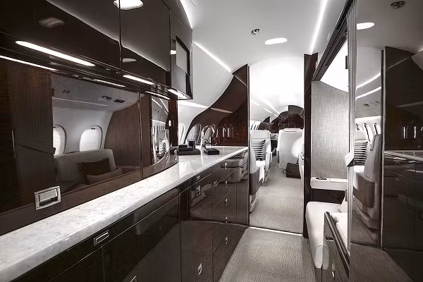 Chuyên cơ Falcon 8X có thiết kế khu bếp riêng phục vụ hành khách.