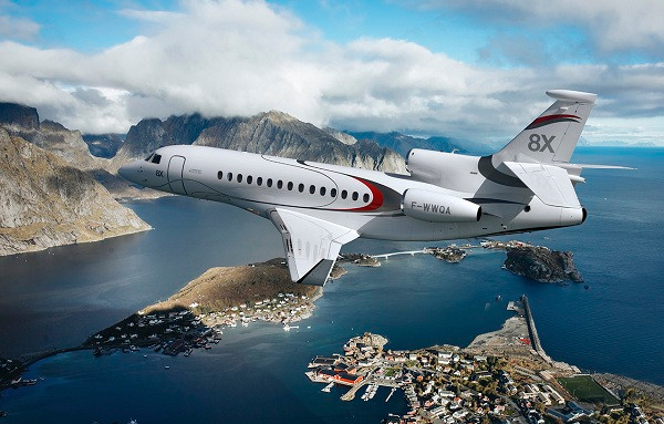 Được biết, giá thuê một chuyến di chuyển từ Anh về khu vực Đông Nam Á thường vào khoảng 360.000 USD/chuyến (khoảng 8,3 tỷ đồng). Bên cạnh thiết kế sang chảnh, những tiện nghi về sinh hoạt, thì nội thất với trang bị công nghệ hiện đại bậc nhất là điều khiến nhiều người ao ước một lần được sở hữu.