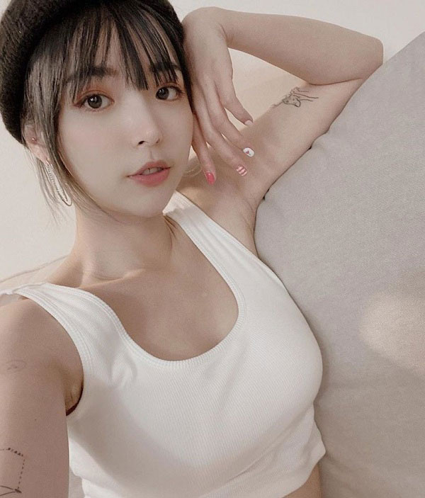 Thay vì hùa vào và chê bai Ah Yuan, cộng đồng mạng kịch liệt ném đá tấm ảnh đào mộ nhan sắc cùng lời bình luận khiếm nhã của người đăng. Nhiều người đặt dấu hỏi về động cơ chủ bài đăng lại đào mộ những bức hình như vậy, và cho rằng ngay cả khi là antifan thì điều này cũng có phần quá đáng.