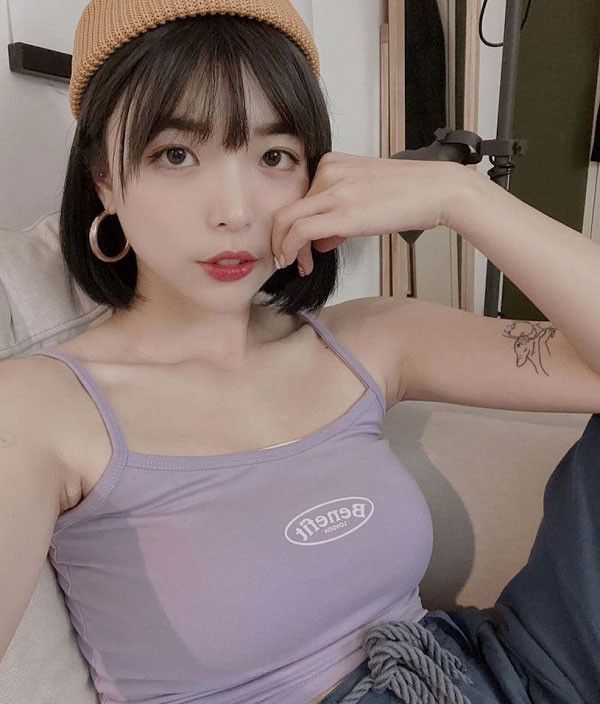 Về phía Ah Yuan, cô tỏ ra chẳng bận tâm và cũng không ngần ngại chia sẻ việc bản thân đã từng trải qua quá trình phẫu thuật thẩm mỹ, đụng chạm dao kéo để có được ngoại hình như thời điểm hiện tại.