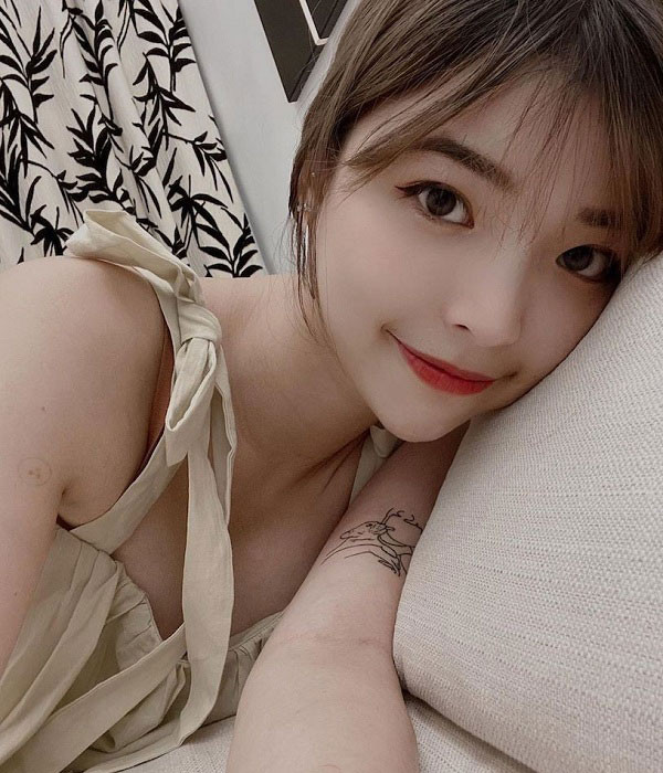 Mỗi lần nữ Youtuber hot nhất nhì xứ Trung lên sóng, cô lại nhận được cơn mưa thả tim cùng những lời khen ngợi cho vẻ ngoài hoàn hảo không tì vết.