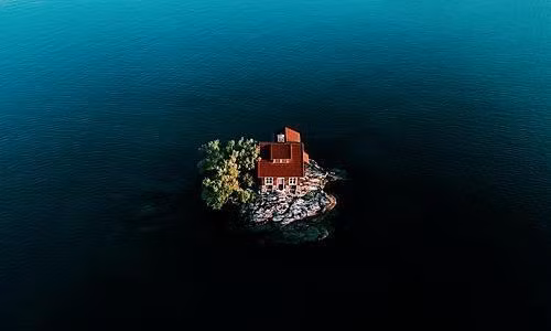 Tuy không ai dám đến ở, nhưng cảnh đẹp, sự hoang sơ, thanh bình và căn biệt thự với lời nguyền bí ẩn giúp Gaiola trở thành điểm du lịch hút khách.