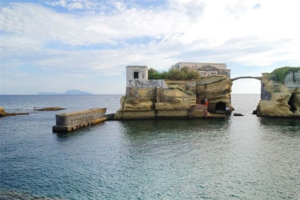 Ông chủ tập đoàn xe Fiat là Gianni Agnelli sở hữu hòn đảo và cũng gặp bi kịch thương tâm khi bất ngờ qua đời sau khi mua đảo.