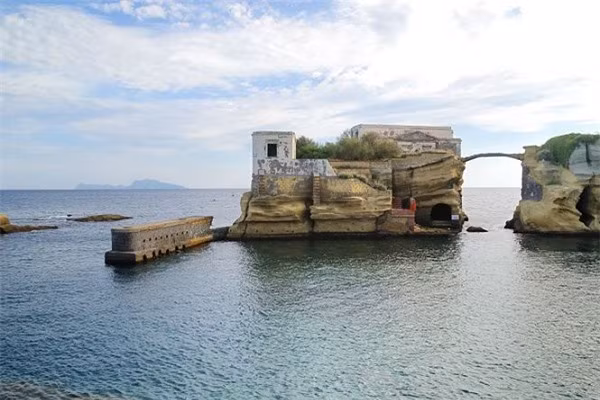 Ông chủ tập đoàn xe Fiat là Gianni Agnelli sở hữu hòn đảo và cũng gặp bi kịch thương tâm khi bất ngờ qua đời sau khi mua đảo.