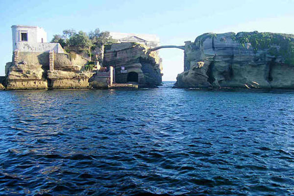 Sau hàng loạt cái chết bí ẩn của những người chủ sở hữu, hòn đảo Gaiola bị bỏ hoang vì không còn ai dám sinh sống.