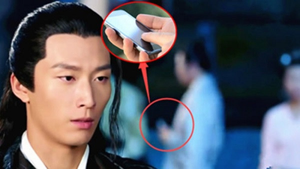 Dù ở vị trí rất xa máy quay, một diễn viên quần chúng trong "Sở Kiều truyện" cũng bị soi không thưởng tiếc khi chẳng may lôi điện thoại ra nghịch.