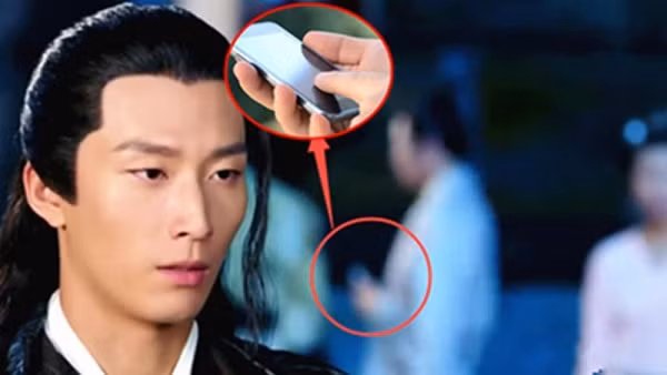 Dù ở vị trí rất xa máy quay, một diễn viên quần chúng trong "Sở Kiều truyện" cũng bị soi không thưởng tiếc khi chẳng may lôi điện thoại ra nghịch.