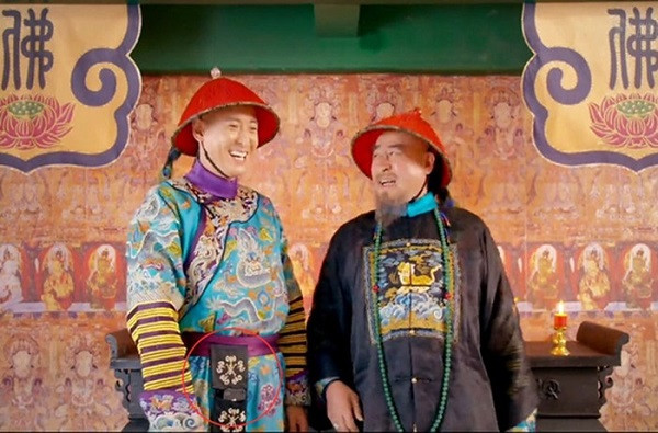 Chiếc điện thoại hiện đại bỗng được “xuyên không”, nằm trọn trong túi của Vi Tiểu Bảo (Hàn Đống) trong Tân Lộc Đỉnh Ký. Ảnh: twitter