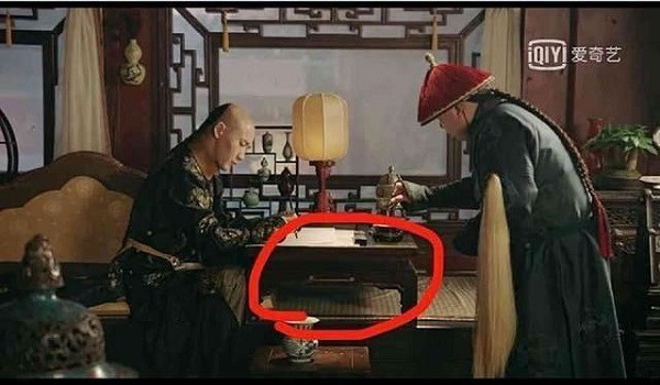 "Diên Hi Công Lược" nổi tiếng cũng từng bị bắt lỗi khi để lộ chiếc điện thoại màu trắng của Càn Long (Nhiếp Viễn) dưới gầm bàn.