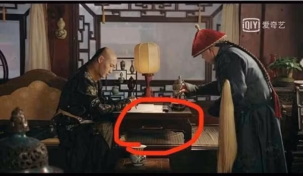 "Diên Hi Công Lược" nổi tiếng cũng từng bị bắt lỗi khi để lộ chiếc điện thoại màu trắng của Càn Long (Nhiếp Viễn) dưới gầm bàn.