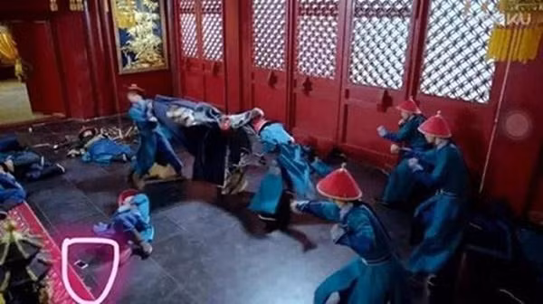 Vật bât ly thân của một thái giám vô tình bị văng xuống đất và lọt vào ống kính máy quay trong cảnh quay đánh nhau hỗn loạn trong cung đình.
