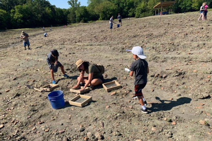 Hầu hết các viên kim cương tìm thấy tại đây đều có kích thước rất nhỏ. Nhưng đôi khi may mắn lại mỉm cười khi thỉnh thoảng du khách “mát tay” lại đào được viên lớn từ 3-5 carat, trị giá hàng nghìn USD.