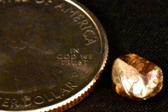 Quay lại thời điểm của quá khứ, viên kim cương đầu tiên được tìm thấy tại mảnh đất này vào năm 1906. Chủ nhân may mắn đó là John Huddleston đồng thời cũng là người chủ đất. Người ta còn gọi ông là “Diamond John” hay “John Kim cương”. Tuy nhiên, vận may không mỉm cười với người đàn ông này mãi mãi khi cuối cùng John phải qua đời trong cảnh túng bấn.