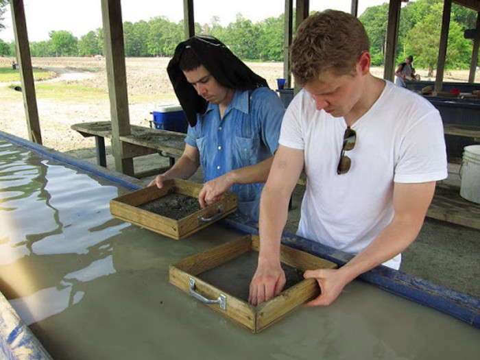 Mặc dù mở cửa tự do nhưng không phải ai cũng tìm được kim cương. Các viên kim cương hình thành cách đây hàng triệu năm. Khi vùng này còn là miệng núi lửa hoạt động, trong quá trình phun trào, kim cương được đưa lên mặt đất.