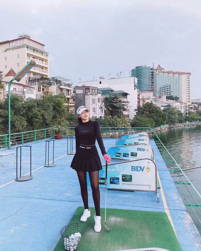 Được biết, sau hơn 1 năm chơi golf số tiền mà nữ golf thủ Milana đã chi cho bộ môn này là khoảng 100 triệu đồng.