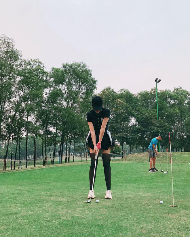 Sau đôi lần cùng bạn ra sân, cô nàng nghiện bộ môn này từ lúc nào không hay.