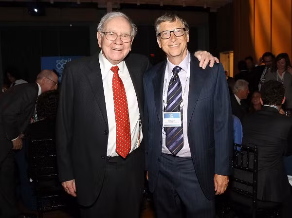  Bill Gates và Warren Buffett: Đôi bạn thân tỷ phú công nghệ này đã gặp nhau vào năm 1991 nhưng ban đầu không hề "ưa nhau". Sau đó, họ trở nên thân thiết, cùng nhau làm nhiều thứ tuy nhiên để giữ tình bạn này thì Warren khẳng định không đầu tư cho công ty Microsoft.