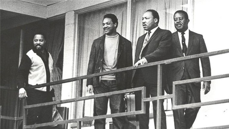 Mục sư Martin Luther King bị James Earl Ray ám sát sau khi bức ảnh được chụp ở ban công khách sạn. Hình ảnh ghi lại cảnh Martin Luther đứng cạnh các thành viên nổi bật khác trong phong trào dân quyền vào ngày 3/4/1968.