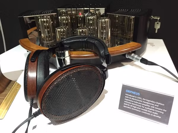 Thoạt nhìn trông có vẻ khá bình thường nhưng bạn sẽ bất ngờ khi biết rằng đây là chiếc tai nghe đắt đỏ nhất thế giới. Sennheiser Orpheus trị giá 55.000 USD được thiết kế với rất nhiều chi tiết bằng bạc, vàng và bạch kim, đi kèm với bộ amp bằng đá cẩm thạch, từng được sử dụng bởi Michelangelo.