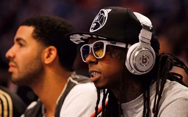 Phiên bản tai nghe Beats Pro của rapper Lil Wayne trở nên đặc biệt bởi được đính hàng chục viên kim cương, khiến cho giá trị của nó lên đến 1 triệu USD. Thế nhưng chất lượng âm thanh của nó không khác gì phiên bản tai nghe 400 USD.