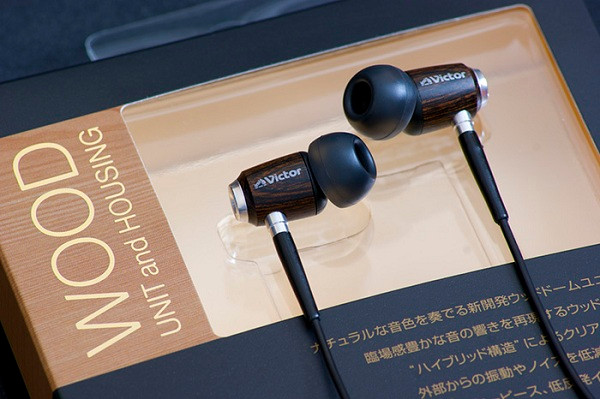 Lại là một sản phẩm công nghệ được làm từ chất liệu gỗ có tên HP-FX500. Các tính năng đặc biệt của tai nghe thời trang này là gỗ thúc đẩy chất lượng âm thanh và tai nghe nặng chỉ 7,5 gram.